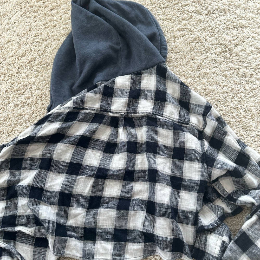 American Eagle Outfitters Black and White Plaid hooded flannel. Cropped - Picture 4 of 4